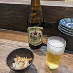 酒処 空流 - ビール・お通しの「油揚げ入りシラスおろし」