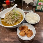 麺屋翔 みそ処 - カレータンメン ＆ 唐揚げ3個半ライス。