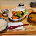 Hanaichiban - 鶏から揚げとナスの揚げびたし定食