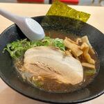酒場伸輔 - ラーメンは醤油ラーメン６４９円。
 
大きなチャーシュと海苔、シナチクがトッピングされてました。