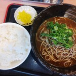 Menzatambabashi - カレーそばセット。うどんも選択可。ご飯と漬物が付いてます。