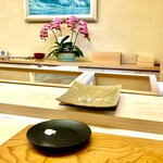 鮨おばな - 明るい気持ちいいカウンターです♫