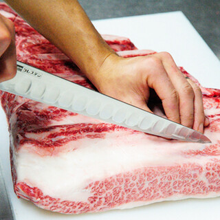 All meat is cut in-house ◎The finest flavor created by careful labor