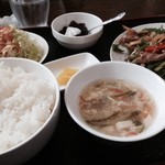 Chuuka Ryouri Karin - ランチの激辛青椒肉絲セットは激辛青椒肉絲、ライス、お新香、スープ、ミニサラダ、コーヒーゼリーの内容