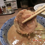 六厘舎 TOKYO - チャーシューはオーソドックスだが肉汁が染み出る