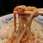 六厘舎 TOKYO - ラー油をからめます