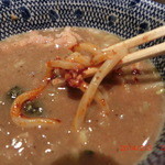 六厘舎 TOKYO - 絡めたラー油をぼちゃんと入れる