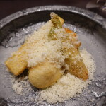 イル アオヤマ - フリッター春の盛り合わせ、じんべいかれい、筍、白子、たらの芽、ふきのとうのソース