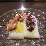 イル アオヤマ - アオリイカオシェトラキャビア乗せと炭火で炙ったホタルイカ乗せ