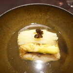 イル アオヤマ - のどくろの炭火焼き、ホワイトアスパラ、ケッパー