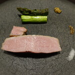 イル アオヤマ - 子牛の炭火ソテー、アスパラ