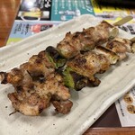 Torikizoku - もも貴族焼きのスパイス。あっさりの焼鳥にスパイスの相性は抜群でキャンプで食う料理みたい。