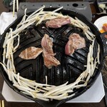 ジンギスカン 俺の家 - 焼いてる様子です。野菜はもやしが一番焼きやすく感じました。