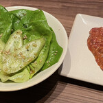 焼肉うしごろ 銀座店 - サラダ＆ユッケ　おいち〜〜〜