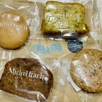 ミッシェルバッハ - 左上から時計回りに　クッキーナチュール、パウンドケーキ　アールグレイ、黒糖とココナッツのクッキー、パウンドケーキ　シナモンとプラム。