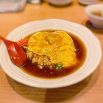 餃子菜館 勝ちゃん - 天津飯は、エビの揚げ物が玉子の真ん中に添えられており、見た目にも豪華さがあり、食感のアクセントになる。