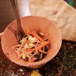 NOMSON CURRY - 小鉢の副菜は珍しい中華風の豆もやしのナムル、パパド（塩味の薄焼き豆せんべい）もパリパリいい食感