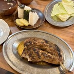 骨付鳥 一鶴 - 撮る前に一口食べてしまいました