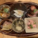 餃子といえば芭莉龍 - 6種のお通しから選べます