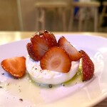linda - ブラータチーズと季節のフルーツ（苺）