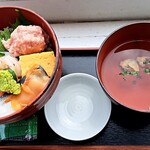 マグロ卸のフィッシャリーズテラス - 本日の限定丼とあさり汁