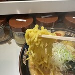 北海道らーめん みんなのみそ熊 - 麺リフト