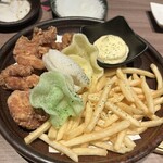 Zenseki Koshitsu Izakaya Shinobuya - 鶏の唐揚げ+ポテトフライ+えびせん