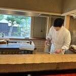 日本料理 崇 - ヤマメを仕込む店主田中さん