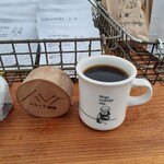ハレとケ珈琲stand - 試飲用カップには、コーヒー(初春ブレンド)100cc。試飲用カップは前回購入したものを持参して利用。
