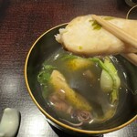 日本料理 崇 - 箸で上げた魚は「鰆」。その他「小浜の新ワカメ、小浜の筍、近所の農家さんの祝蕾（しゅくらい）、パースニップ（白人参、鎌倉人参）、名田庄の上流から採ってきた水セリを根っこごと」