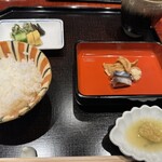 日本料理 崇 - 炊き立てご飯に、大根のたくあん、胡瓜の糠漬け、祝蕾の葉っぱの浅漬け、刻んだ蕪の浅漬け、サスティナブルな一品で出汁をとった後の昆布を山椒で煮詰めたモノ