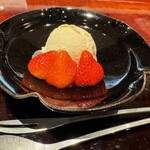 日本料理 崇 - 酒粕を使ったアイスクリームに黒豆のソース、イチゴ