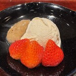 日本料理 崇 - 酒粕を使ったアイスクリームに黒豆のソース、イチゴ、さらに栃の木から作った熱々の栃餅