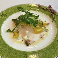 クリマ ディ トスカーナ - 長崎五島ホウキハタ 桜のサルサケッカ 群馬クレソン
                    カルパッチョです♪
                    お皿は元々この地にあったフランス料理店、〝楠亭〟さんから譲り受けたお皿です！