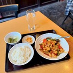 杜記　海鮮火鍋菜館 - スープ、漬物、ごはん付きで800円