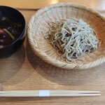 そば切り 石垣 - ホタルイカと菊菜の熱汁