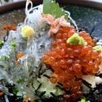 座々丸 - 生しらすいくら丼