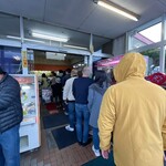 大阪屋 - 日曜12時頃の様子。駐車場も溢れるほどなので時間帯に注意。