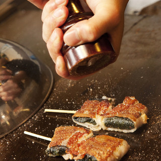 In front of the counter, you can watch your food being grilled on the iron plate right in front of you.