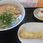 手打ちうどん かまや - きつねうどん、イカ天、梅おにぎり(*´ω｀*)