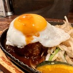 ループハンバーグ - 自家製ソースと半熟目玉焼き