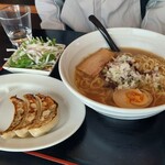 仁 - サービスセット(餃子+サラダ+醤油ラーメン)