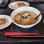 仁 - 料理写真:サービスセット(餃子+サラダ+中華そば)