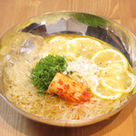 Gyuujutsu Kuroobi - 大葉とレモンでさっぱりと！焼肉屋仕様のさっぱり黒帯冷麺