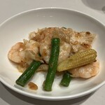 東天紅 - 海老と鶏むね肉、春野菜の桜海老XO醤炒め