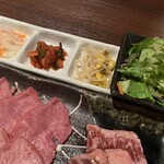 本町肉倶楽部 tongue be - 小鉢とサラダ。