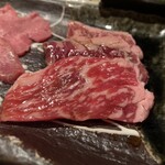 本町肉倶楽部 tongue be - 赤身3枚。