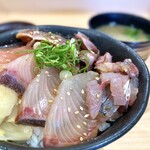 Yamashou - ・5色丼 2,040円/税込
                      (まぐろ、かつお、かんぱち、あじ、蛍いか)