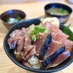 Yamashou - ・5色丼 2,040円/税込
                      (まぐろ、かつお、かんぱち、あじ、蛍いか)