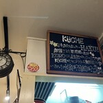 KUCHE - 店内はビストロのようなカフェのような雰囲気。アイアンの時計がかわいい。